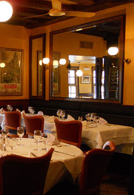 Salle du bistrot d'Antant place du Vieux Marché à Rouen