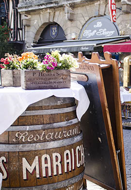 décorations tonneau, fleurs et menu devant la brasserie place du vieux marché